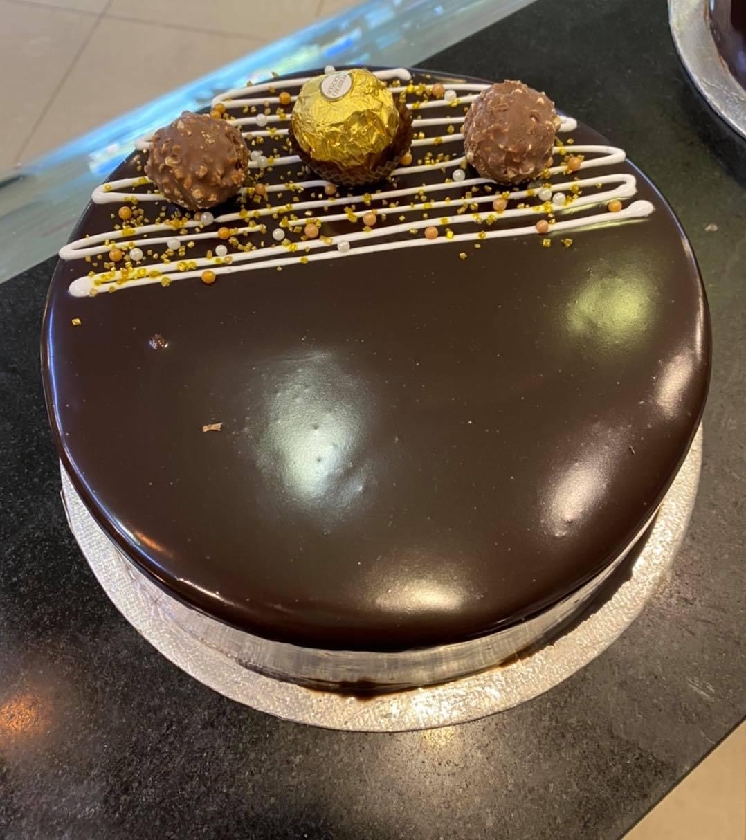 Send FERRERO KITKAT CAKE BY THE BAKERS INN to Pakistan Online Gifts